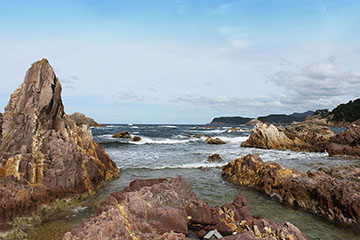 奇岩と海